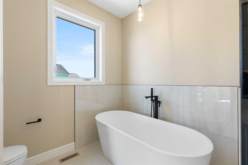 259 Muirfield Crescent, Lyalta, AB - Indoor Photo Showing Bathroom