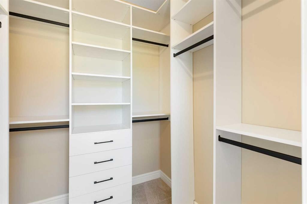259 Muirfield Crescent, Lyalta, AB - Indoor With Storage