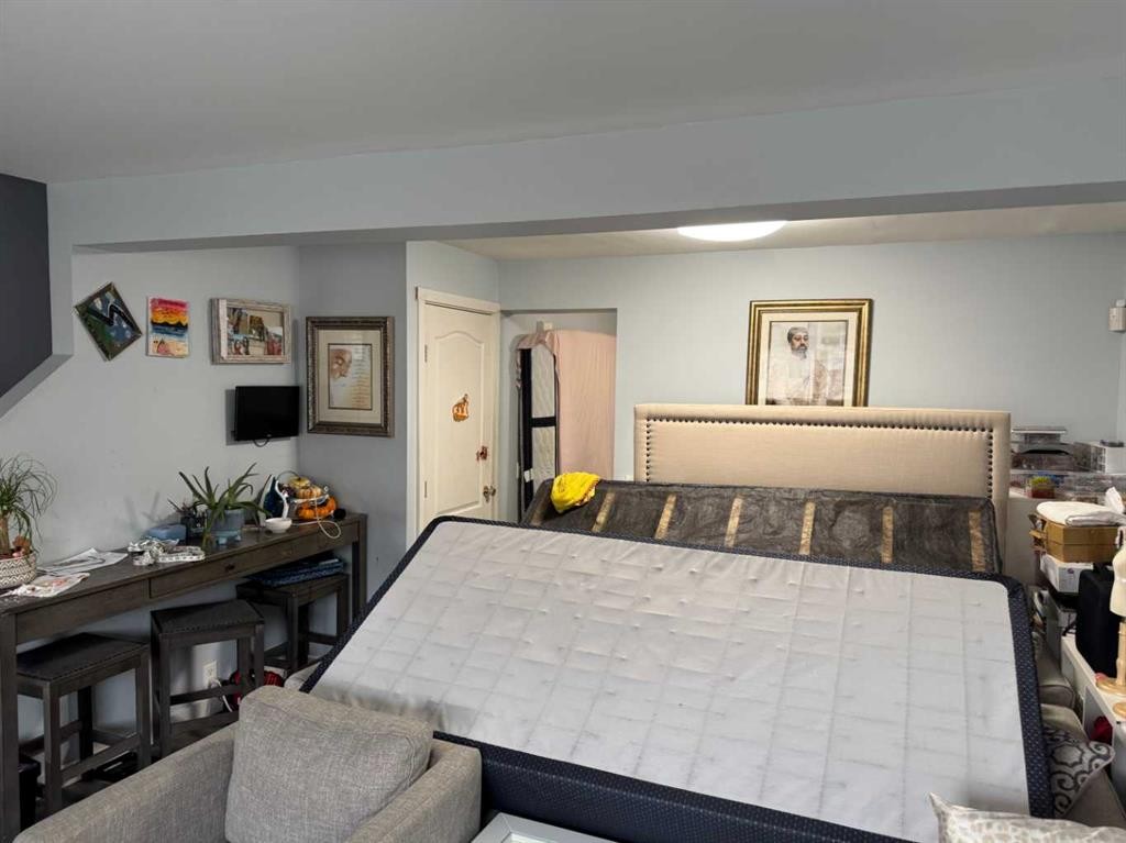 371 Falshire Drive Ne, Calgary, AB - Indoor Photo Showing Bedroom