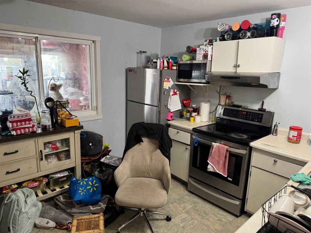 371 Falshire Drive Ne, Calgary, AB - Indoor Photo Showing Kitchen