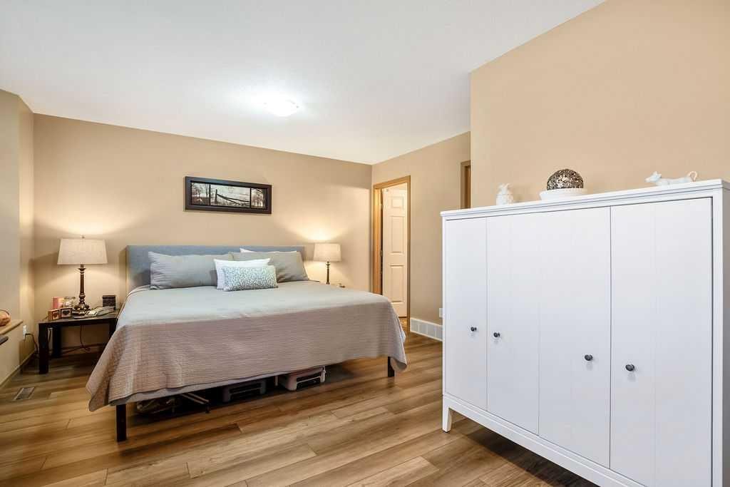 49 Spring Meadows Bay, Okotoks, AB - Indoor Photo Showing Bedroom