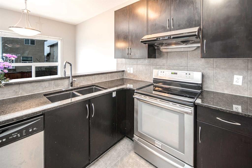50 Everwoods Park Sw, Calgary, AB - Indoor Photo Showing Kitchen With Double Sink