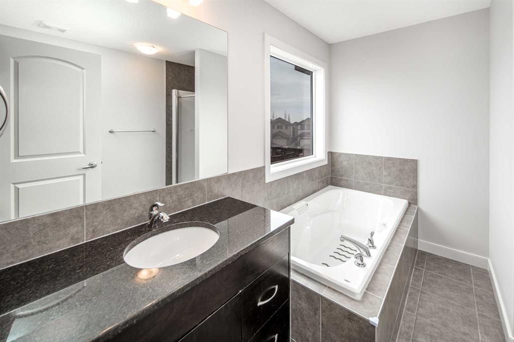 50 Everwoods Park Sw, Calgary, AB - Indoor Photo Showing Bathroom