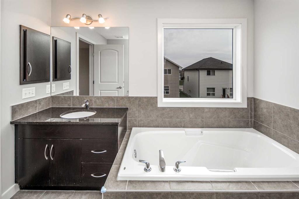 50 Everwoods Park Sw, Calgary, AB - Indoor Photo Showing Bathroom