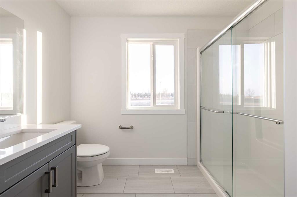 385 Sora Park Se, Calgary, AB - Indoor Photo Showing Bathroom