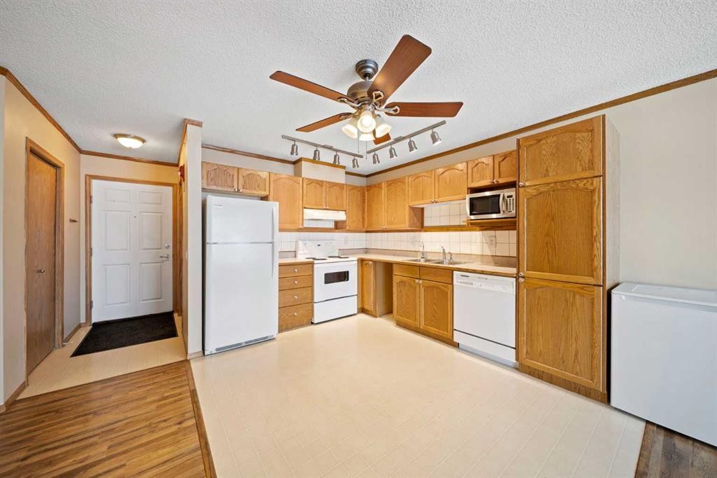 310-11 Somervale View Sw, Calgary, AB - Indoor Photo Showing Kitchen