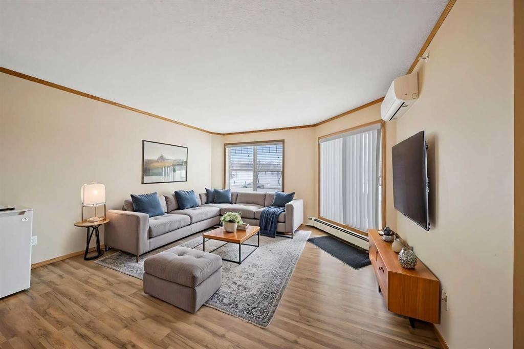 310-11 Somervale View Sw, Calgary, AB - Indoor Photo Showing Living Room