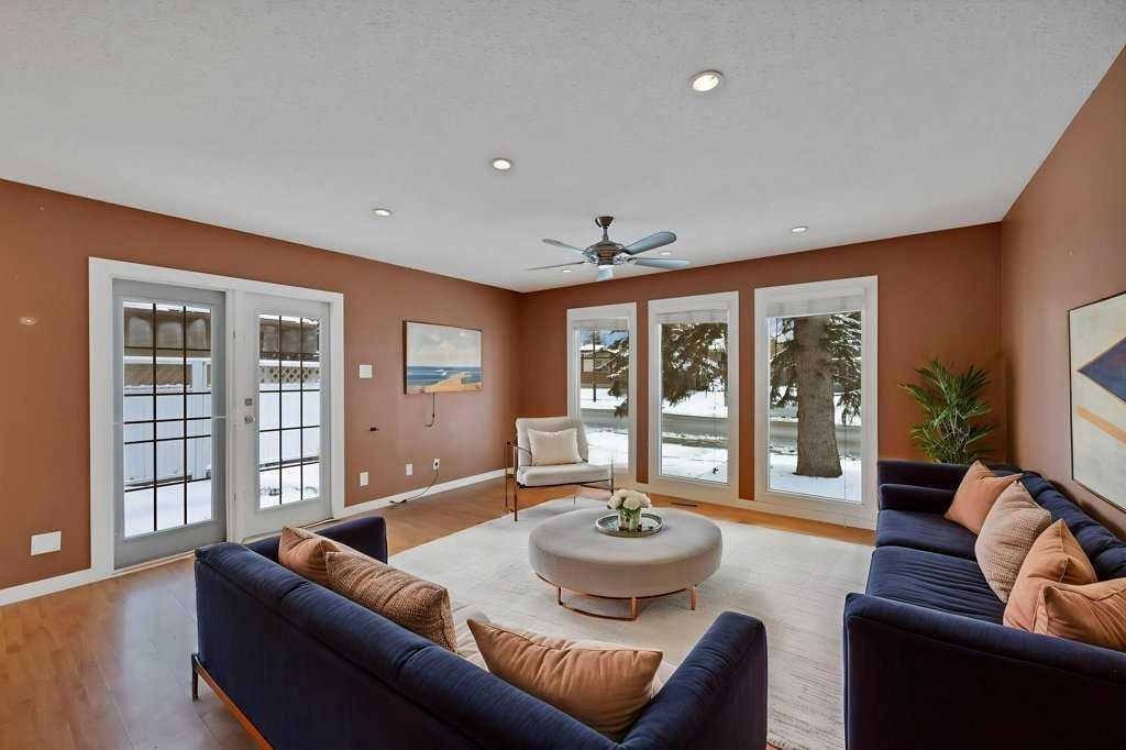 480 Midridge Drive Se, Calgary, AB - Indoor Photo Showing Living Room