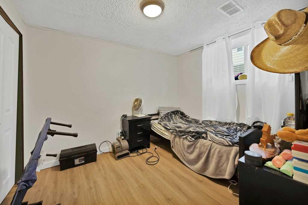 480 Midridge Drive Se, Calgary, AB - Indoor Photo Showing Bedroom