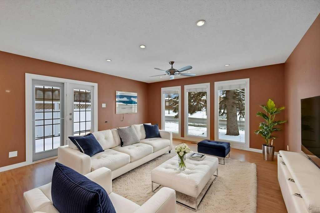 480 Midridge Drive Se, Calgary, AB - Indoor Photo Showing Living Room