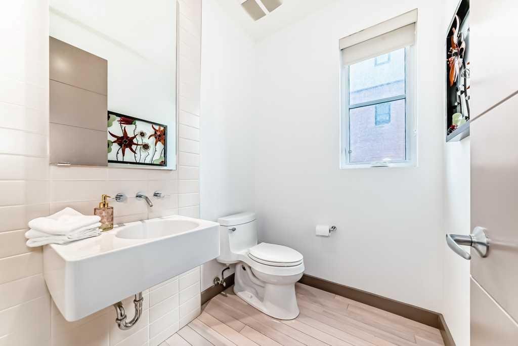 701 Aspen Meadows Hill Sw, Calgary, AB - Indoor Photo Showing Bathroom