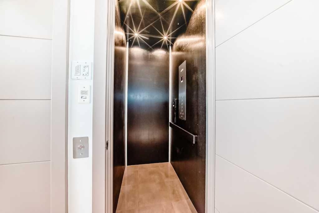 701 Aspen Meadows Hill Sw, Calgary, AB - Indoor Photo Showing Other Room