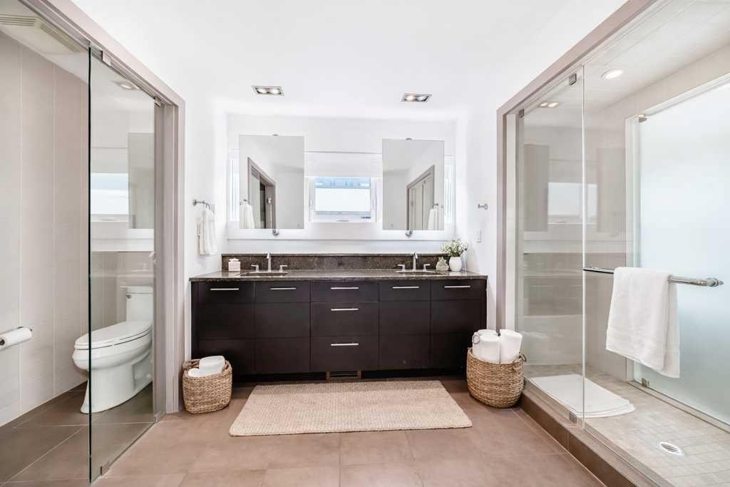 701 Aspen Meadows Hill Sw, Calgary, AB - Indoor Photo Showing Bathroom