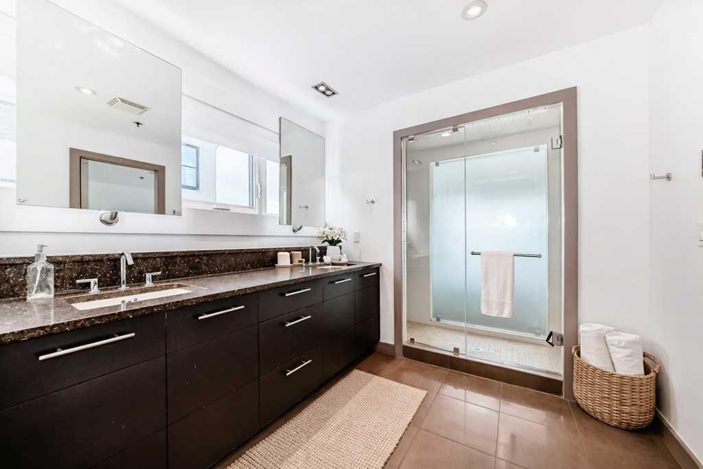 701 Aspen Meadows Hill Sw, Calgary, AB - Indoor Photo Showing Bathroom