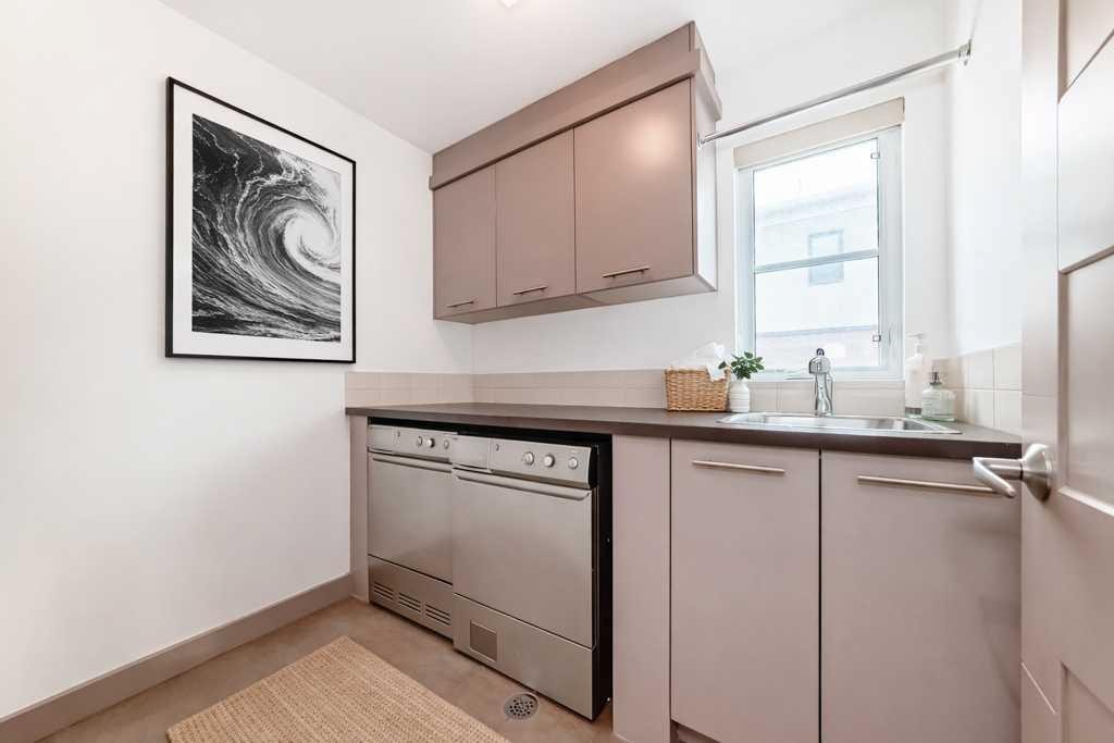701 Aspen Meadows Hill Sw, Calgary, AB - Indoor Photo Showing Kitchen