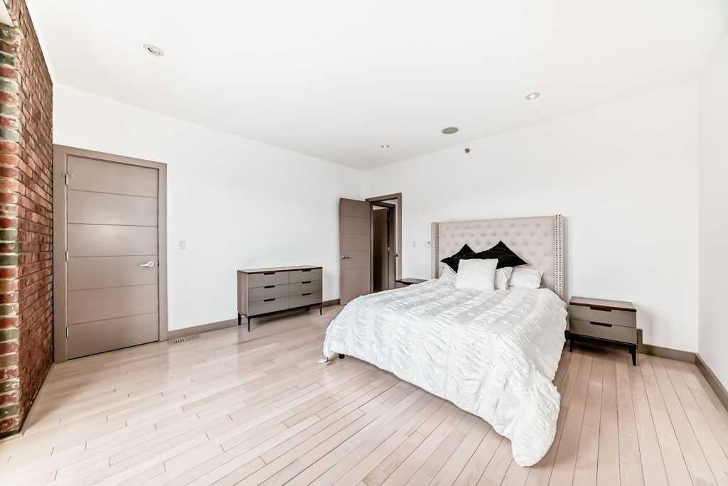 701 Aspen Meadows Hill Sw, Calgary, AB - Indoor Photo Showing Bedroom