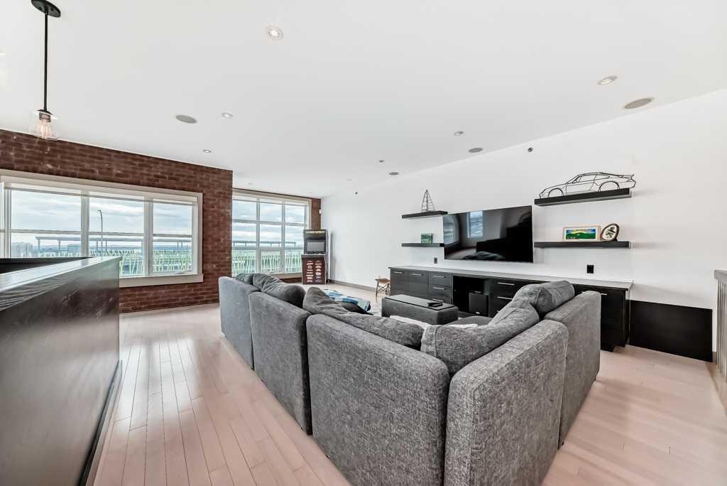 701 Aspen Meadows Hill Sw, Calgary, AB - Indoor Photo Showing Living Room