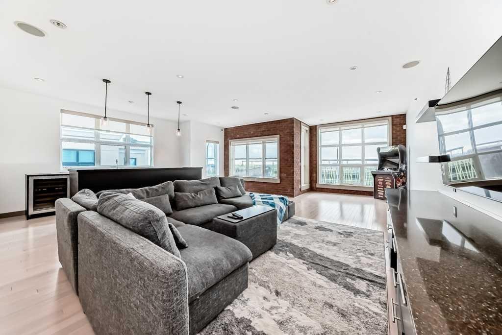 701 Aspen Meadows Hill Sw, Calgary, AB - Indoor Photo Showing Living Room