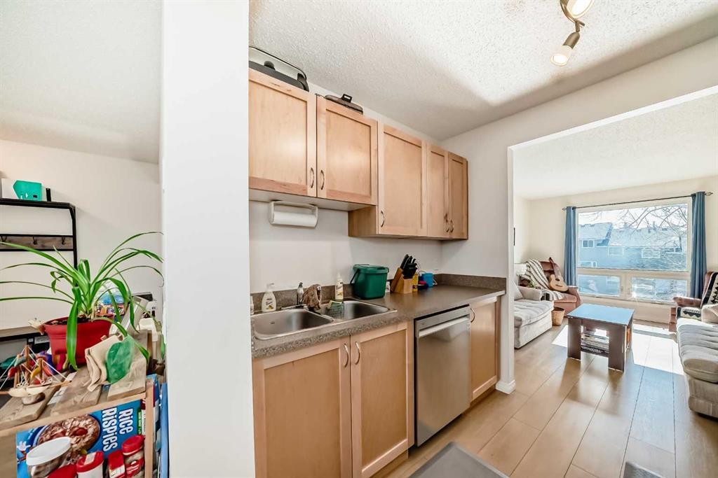 97-6915 Ranchview Drive Nw, Calgary, AB - Indoor Photo Showing Kitchen With Double Sink
