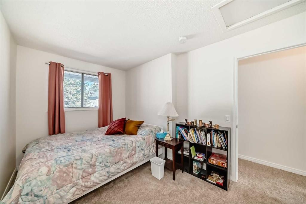 97-6915 Ranchview Drive Nw, Calgary, AB - Indoor Photo Showing Bedroom