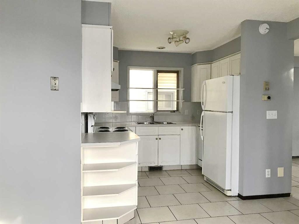 508 78 Avenue Sw, Calgary, AB - Indoor Photo Showing Kitchen With Double Sink