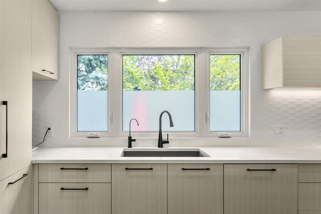 75 Woodacres Crescent Sw, Calgary, AB - Indoor Photo Showing Kitchen