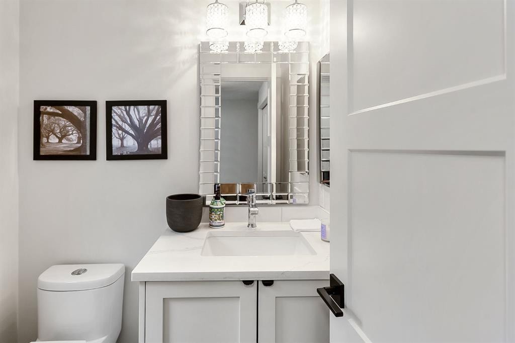 75 Woodacres Crescent Sw, Calgary, AB - Indoor Photo Showing Bathroom
