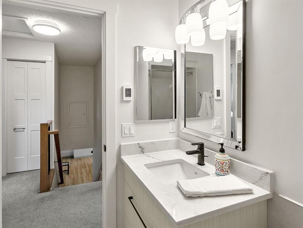 75 Woodacres Crescent Sw, Calgary, AB - Indoor Photo Showing Bathroom