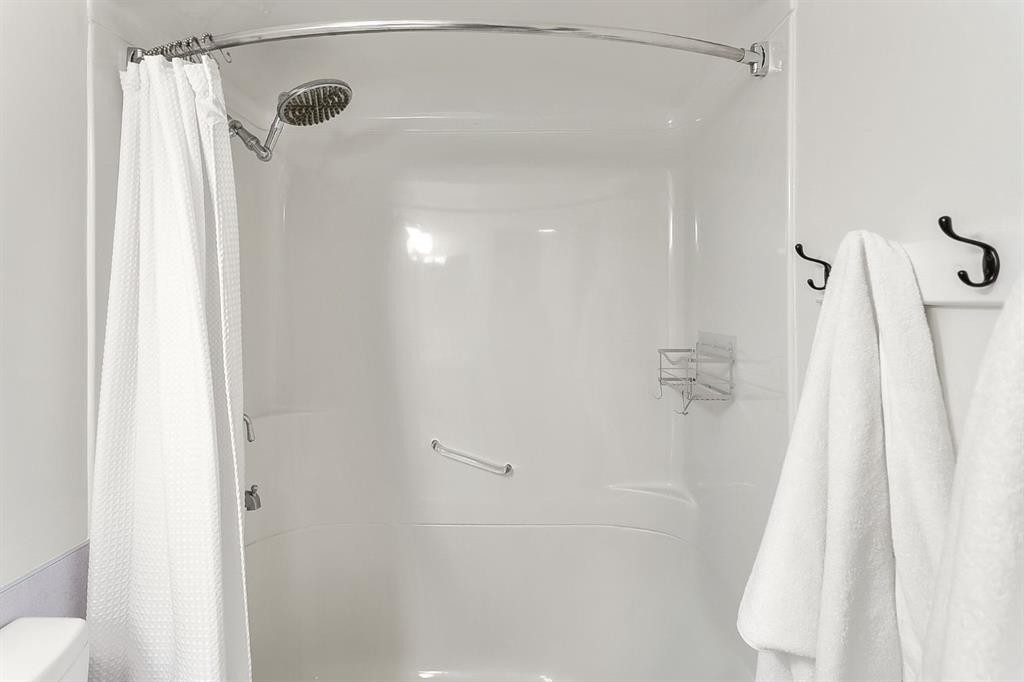 75 Woodacres Crescent Sw, Calgary, AB - Indoor Photo Showing Bathroom
