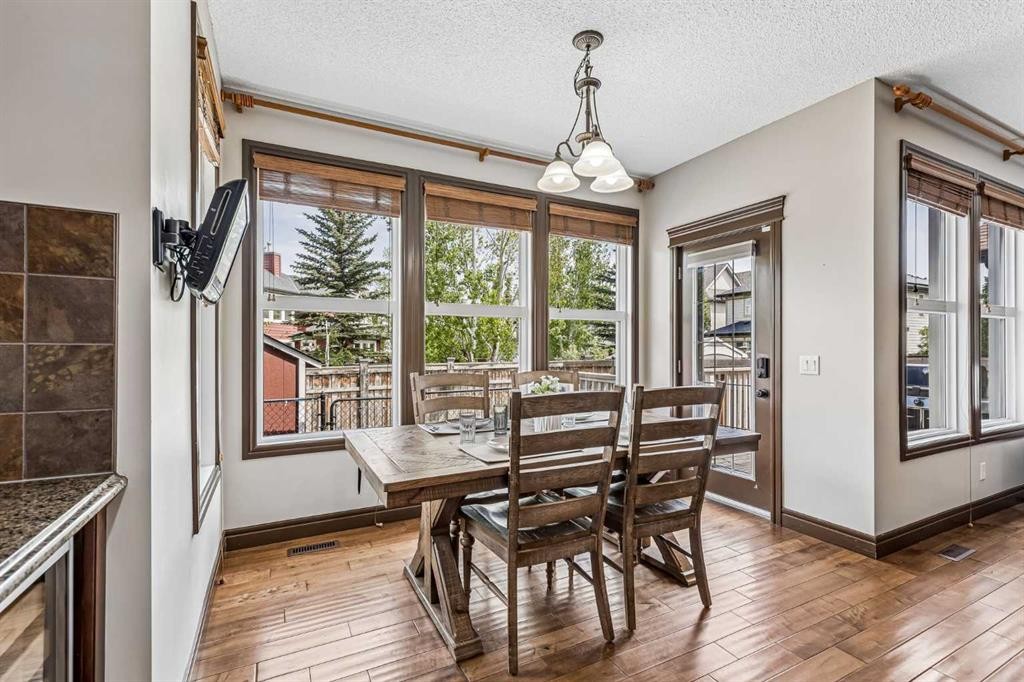 12 Mahogany Heath Se, Calgary, AB - Indoor Photo Showing Dining Room