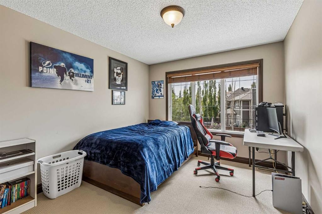 12 Mahogany Heath Se, Calgary, AB - Indoor Photo Showing Bedroom