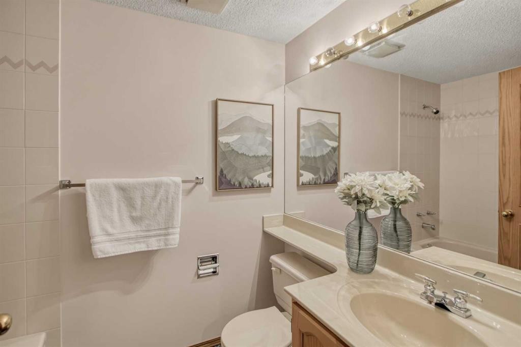 240 Varsity Estates Terrace Nw, Calgary, AB - Indoor Photo Showing Bathroom