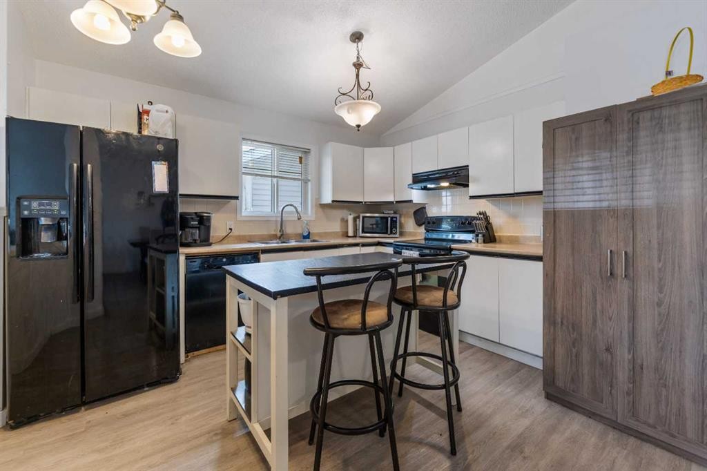15 Erin Green Way Se, Calgary, AB - Indoor Photo Showing Kitchen