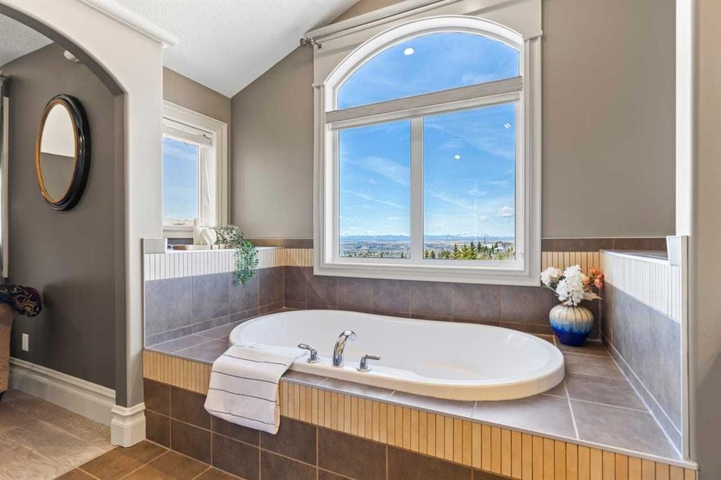 7 Royal Ridge Terrace Nw, Calgary, AB - Indoor Photo Showing Bathroom