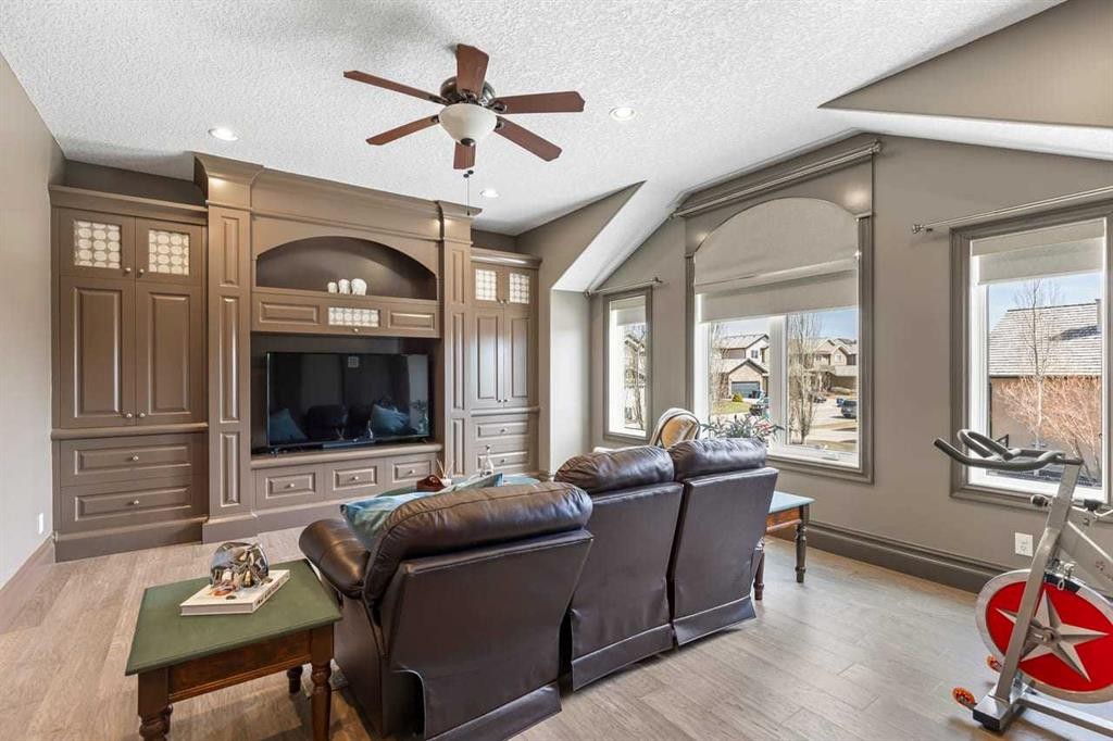 7 Royal Ridge Terrace Nw, Calgary, AB - Indoor Photo Showing Living Room