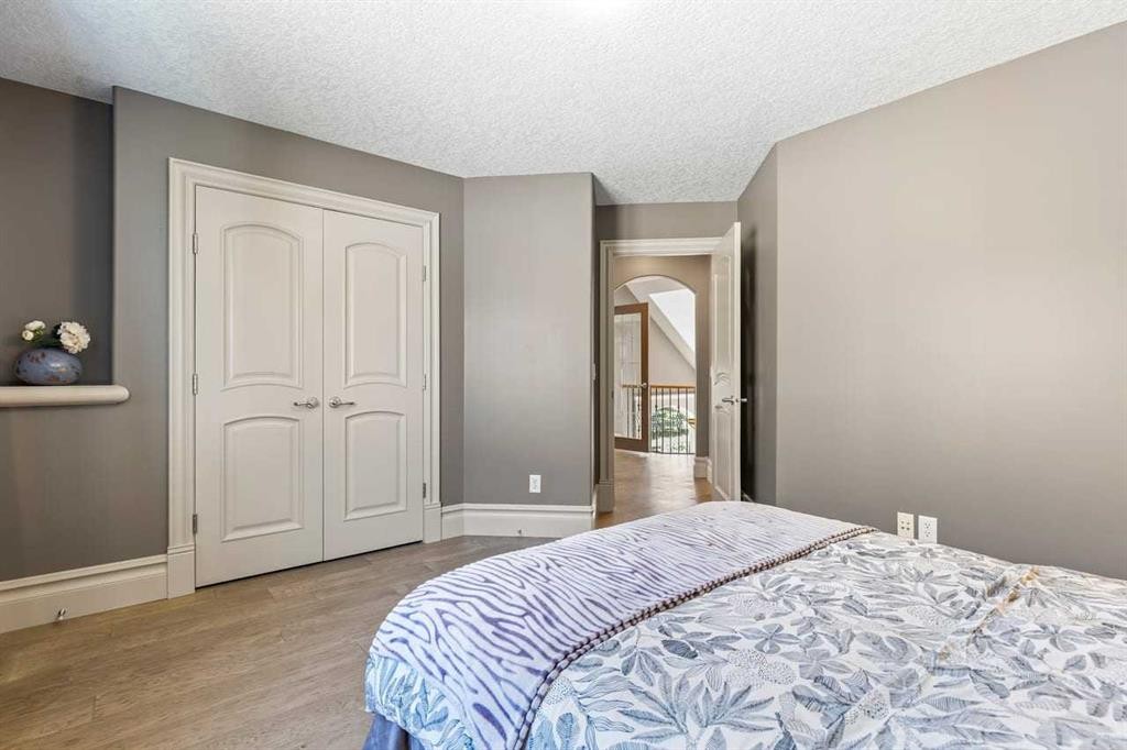 7 Royal Ridge Terrace Nw, Calgary, AB - Indoor Photo Showing Bedroom