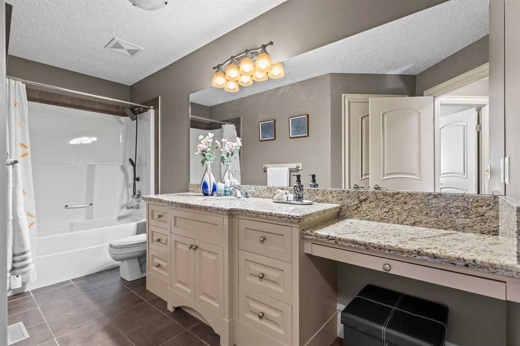 7 Royal Ridge Terrace Nw, Calgary, AB - Indoor Photo Showing Bathroom