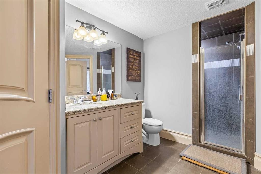 7 Royal Ridge Terrace Nw, Calgary, AB - Indoor Photo Showing Bathroom