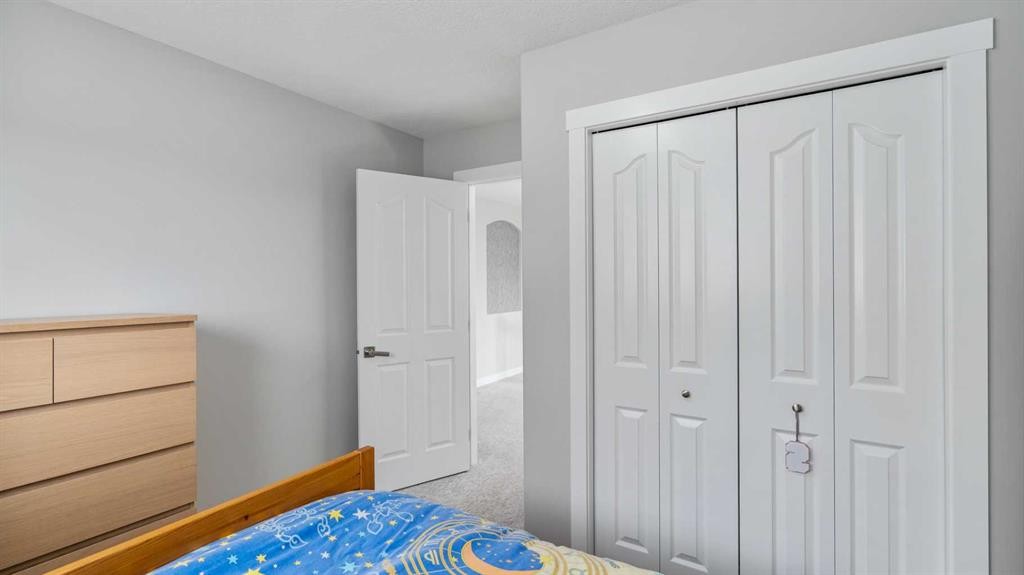 39 Mt Douglas Point Se, Calgary, AB - Indoor Photo Showing Bedroom