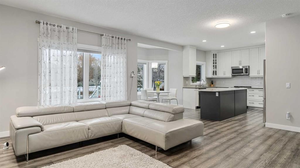 39 Mt Douglas Point Se, Calgary, AB - Indoor Photo Showing Other Room