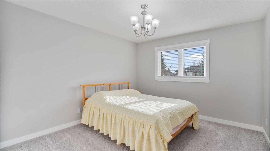39 Mt Douglas Point Se, Calgary, AB - Indoor Photo Showing Bedroom