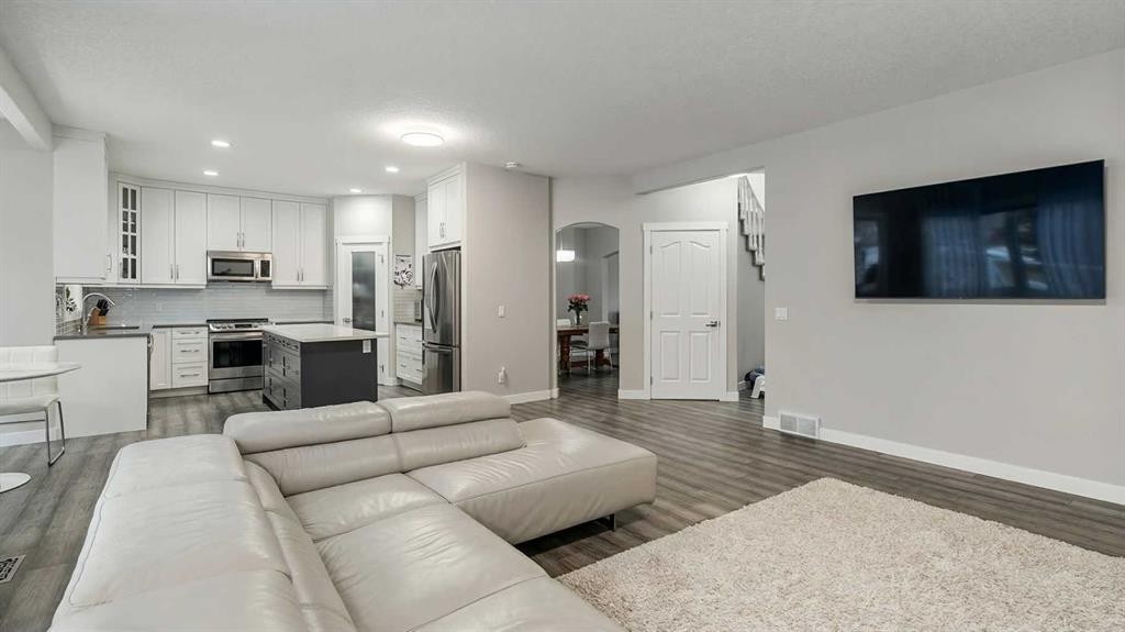 39 Mt Douglas Point Se, Calgary, AB - Indoor Photo Showing Living Room