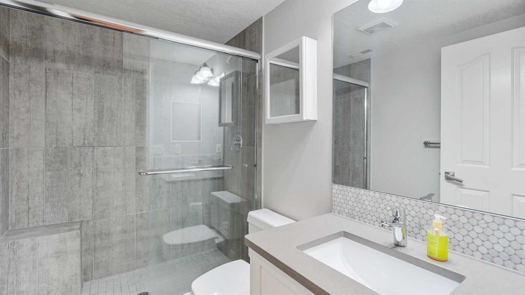 39 Mt Douglas Point Se, Calgary, AB - Indoor Photo Showing Bathroom