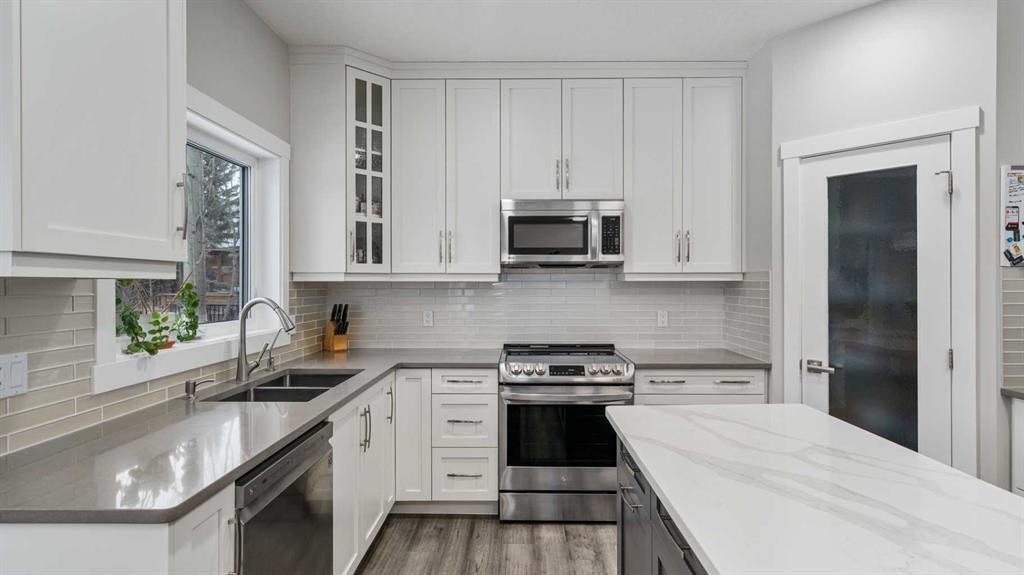 39 Mt Douglas Point Se, Calgary, AB - Indoor Photo Showing Kitchen With Stainless Steel Kitchen With Double Sink With Upgraded Kitchen