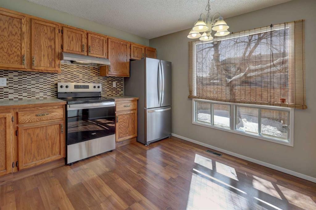 107 Macewan Park Way Nw, Calgary, AB - Indoor Photo Showing Kitchen