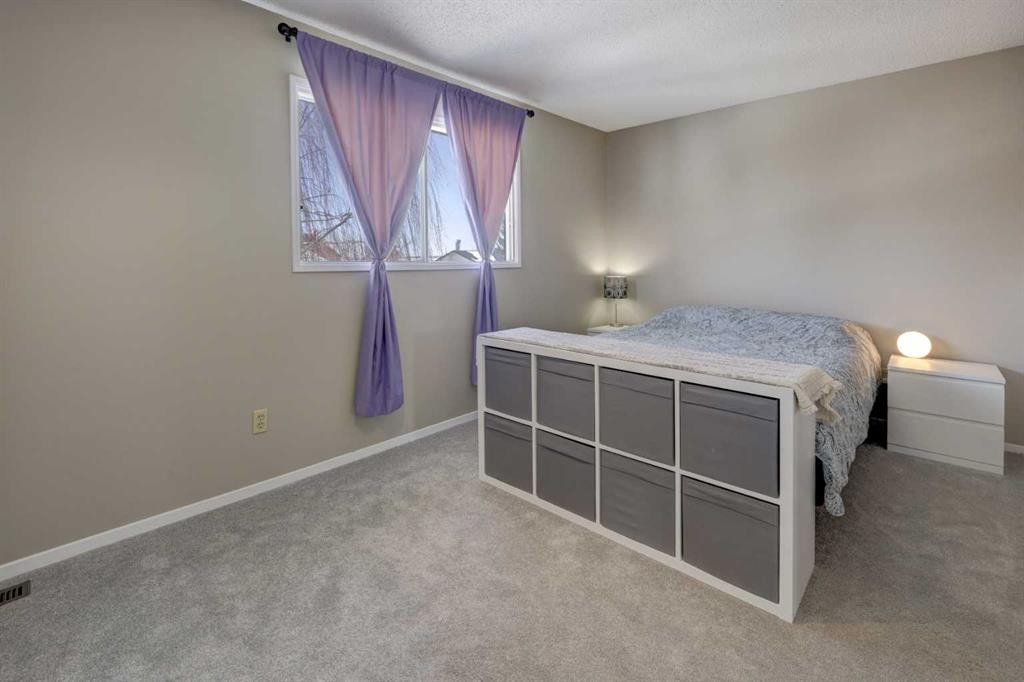 107 Macewan Park Way Nw, Calgary, AB - Indoor Photo Showing Bedroom