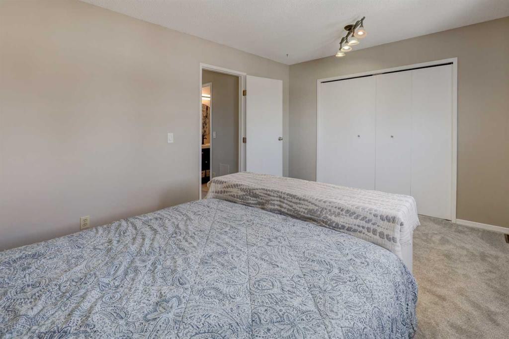 107 Macewan Park Way Nw, Calgary, AB - Indoor Photo Showing Bedroom