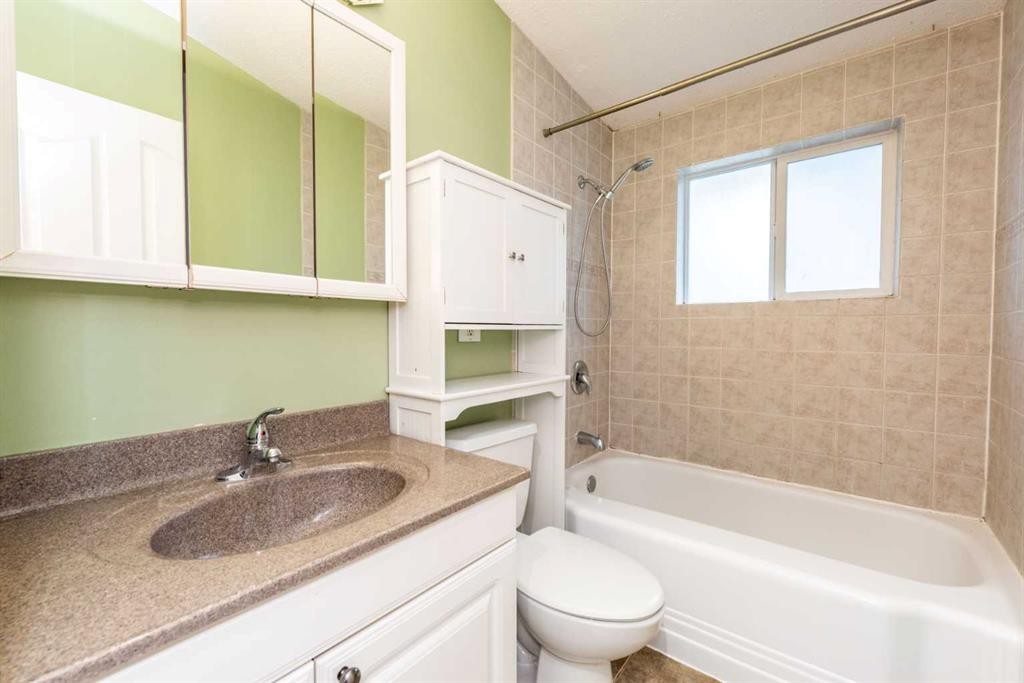 4628 Verona Drive Nw, Calgary, AB - Indoor Photo Showing Bathroom