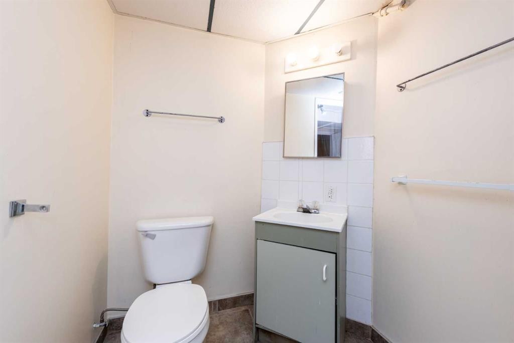 4628 Verona Drive Nw, Calgary, AB - Indoor Photo Showing Bathroom