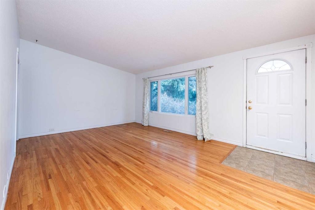 4628 Verona Drive Nw, Calgary, AB - Indoor Photo Showing Other Room